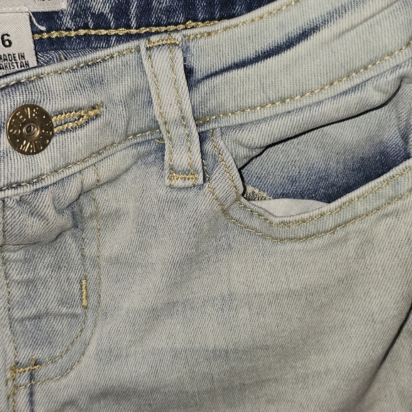 Steve Madden Kids Blue Ankle Cropped Jeans with Classic Fit - Picture 3 of 9